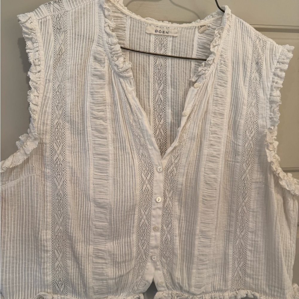 Doen White Textured Sleeveless Blouse